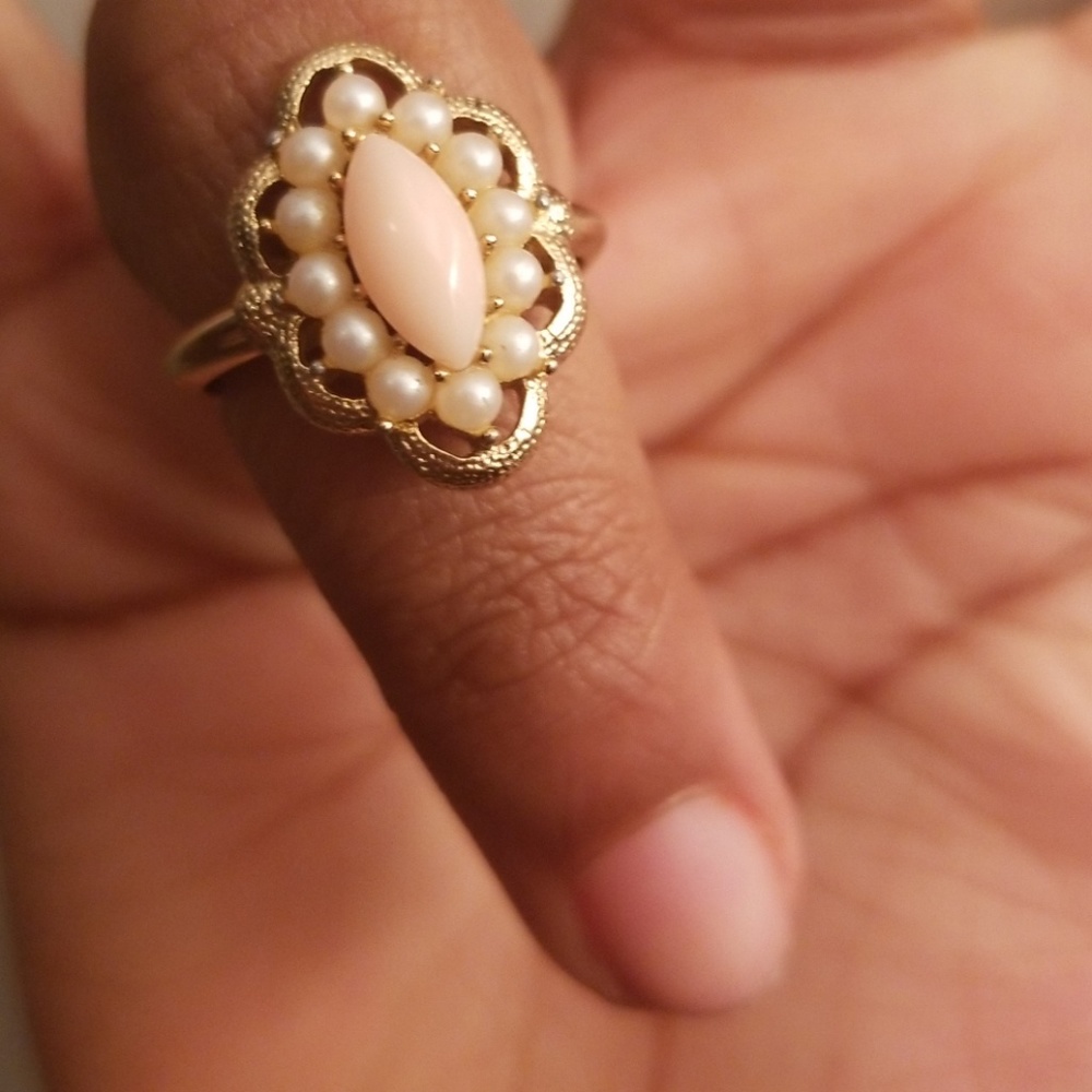 Avon gold ring w/ light pink color oval stone